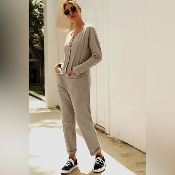 Chic Comfort Buttoned Jumpsuit with Pockets - Picture 5 of 7